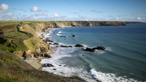 Golygfa o’r traeth o ben y clogwyn ar Draeth Marloes a Mere, Sir Benfro.